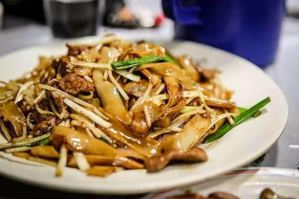 宵夜冇干炒牛河，點(diǎn)對(duì)得住辛苦嘅今日！