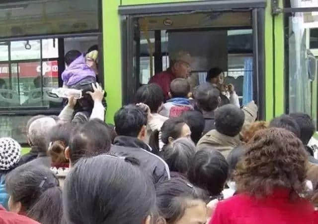 公共場所“冇品”行為，第一條就想郁手！