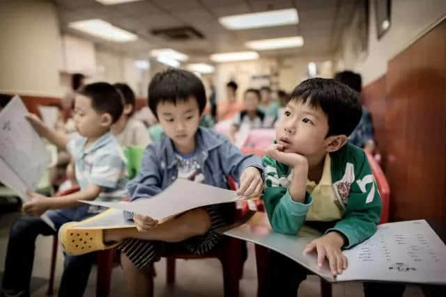 為了讓下一代繼續(xù)講粵語(yǔ)，他們用兩年時(shí)間出版了第一本用粵語(yǔ)朗誦的詩(shī)集