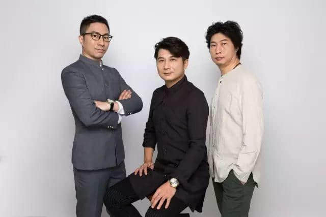 為了讓下一代繼續(xù)講粵語(yǔ)，他們用兩年時(shí)間出版了第一本用粵語(yǔ)朗誦的詩(shī)集