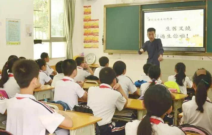 “我是廣州人，不會(huì)說(shuō)粵語(yǔ)……” “咁我哋教你喇！”