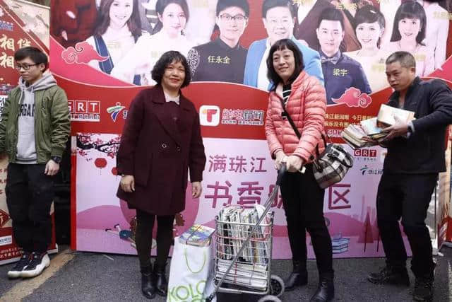 珠江名嘴現(xiàn)身越秀西湖花市，半小時(shí)為山區(qū)兒童募捐了兩百多本書(shū)！