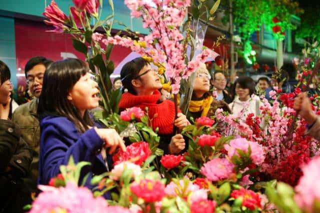 點解廣州人過年唔鐘意睇春晚？因為我哋鐘意行花街咯！