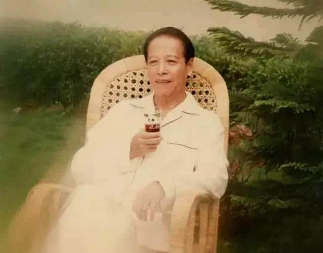 我系十足十嘅廣州人，廣州話系我嘅生產(chǎn)工具