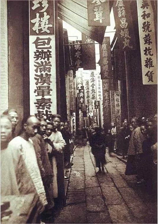 有人將廣州所有百年老字號茶樓嘅舊相收集起身，用投影儀循環(huán)播放，細說廣州飲茶文化