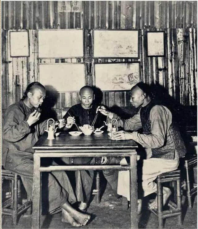 有人將廣州所有百年老字號茶樓嘅舊相收集起身，用投影儀循環(huán)播放，細說廣州飲茶文化