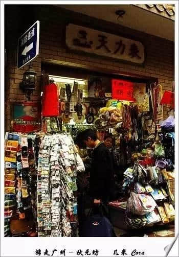 圖為客人在挑選商品，攝影/幾米Cora