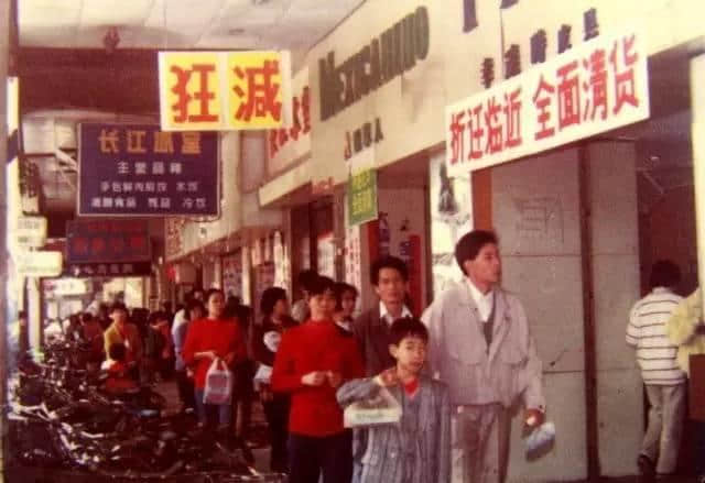 20年前廣州有一位老人 穿梭于各建筑工地間 用相機記錄當時嘅廣州