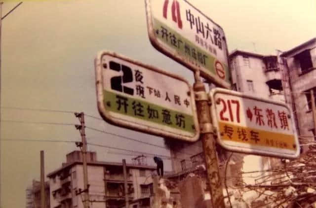 20年前廣州有一位老人 穿梭于各建筑工地間 用相機記錄當時嘅廣州