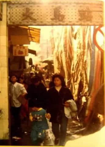 20年前廣州有一位老人 穿梭于各建筑工地間 用相機記錄當時嘅廣州