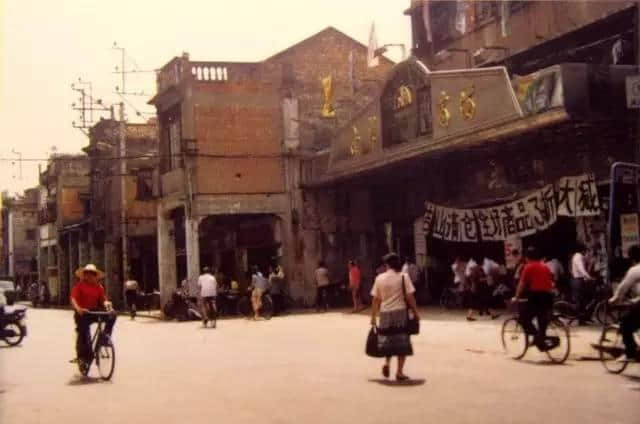 20年前廣州有一位老人 穿梭于各建筑工地間 用相機記錄當時嘅廣州