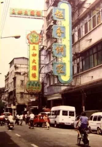 20年前廣州有一位老人 穿梭于各建筑工地間 用相機記錄當時嘅廣州