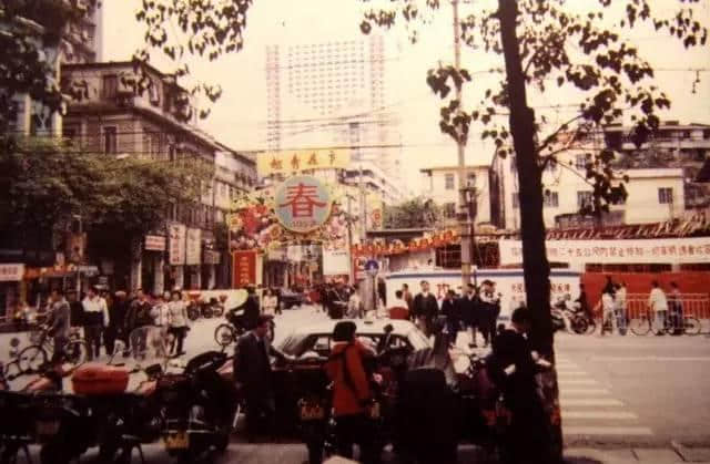 20年前廣州有一位老人 穿梭于各建筑工地間 用相機記錄當時嘅廣州