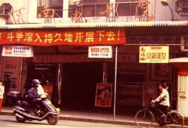 20年前廣州有一位老人 穿梭于各建筑工地間 用相機記錄當時嘅廣州