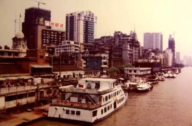 20年前廣州有一位老人 穿梭于各建筑工地間 用相機記錄當時嘅廣州