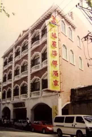 20年前廣州有一位老人 穿梭于各建筑工地間 用相機記錄當時嘅廣州