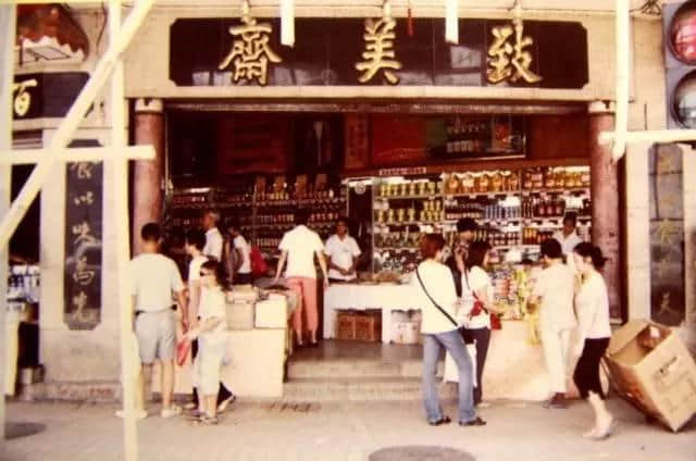 20年前廣州有一位老人 穿梭于各建筑工地間 用相機記錄當時嘅廣州
