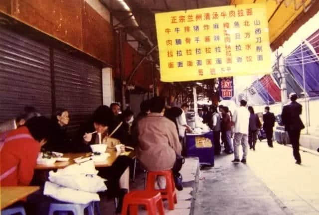 20年前廣州有一位老人 穿梭于各建筑工地間 用相機記錄當時嘅廣州