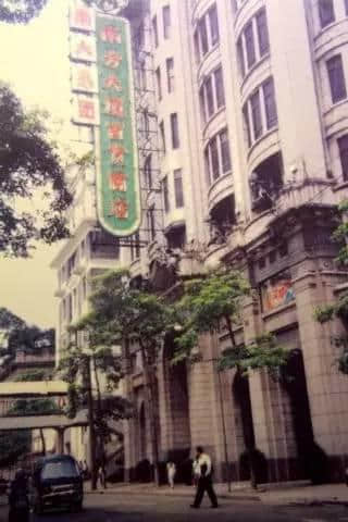 20年前廣州有一位老人 穿梭于各建筑工地間 用相機記錄當時嘅廣州