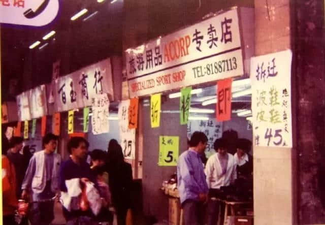 20年前廣州有一位老人 穿梭于各建筑工地間 用相機記錄當時嘅廣州