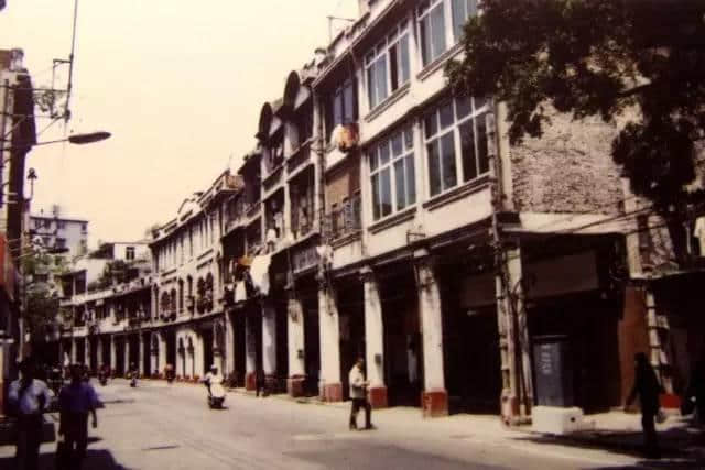 20年前廣州有一位老人 穿梭于各建筑工地間 用相機記錄當時嘅廣州