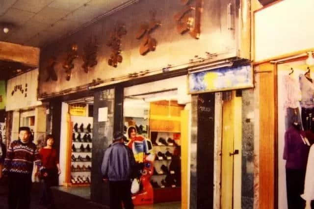 20年前廣州有一位老人 穿梭于各建筑工地間 用相機記錄當時嘅廣州