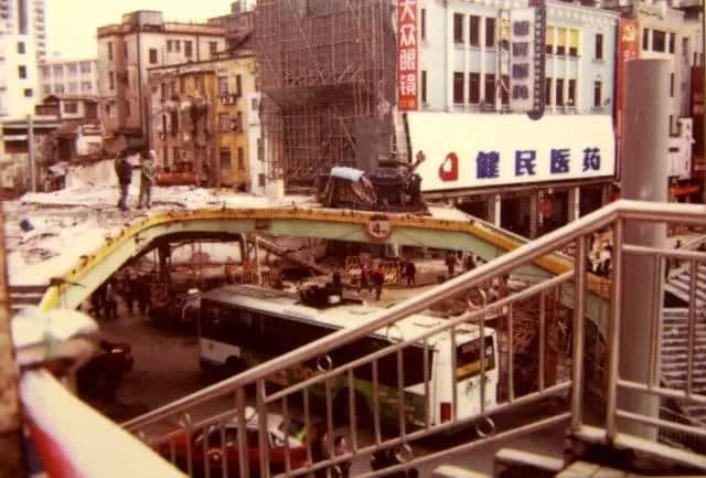 20年前廣州有一位老人 穿梭于各建筑工地間 用相機記錄當時嘅廣州