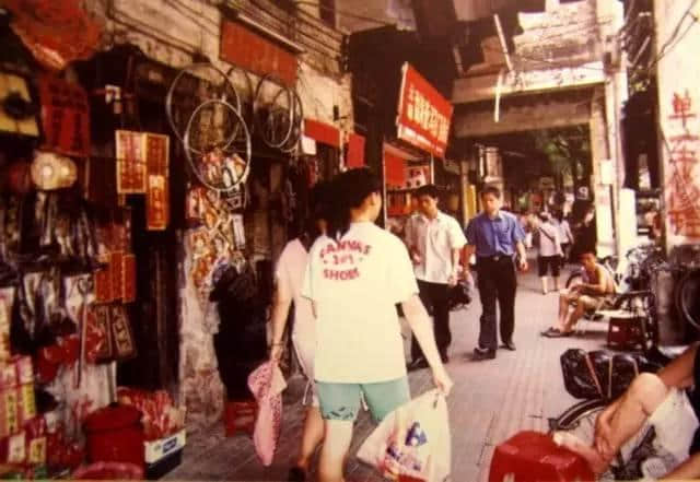 20年前廣州有一位老人 穿梭于各建筑工地間 用相機記錄當時嘅廣州