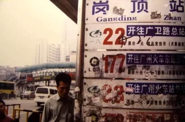 20年前廣州有一位老人 穿梭于各建筑工地間 用相機記錄當時嘅廣州