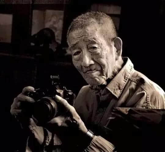 20年前廣州有一位老人 穿梭于各建筑工地間 用相機記錄當時嘅廣州