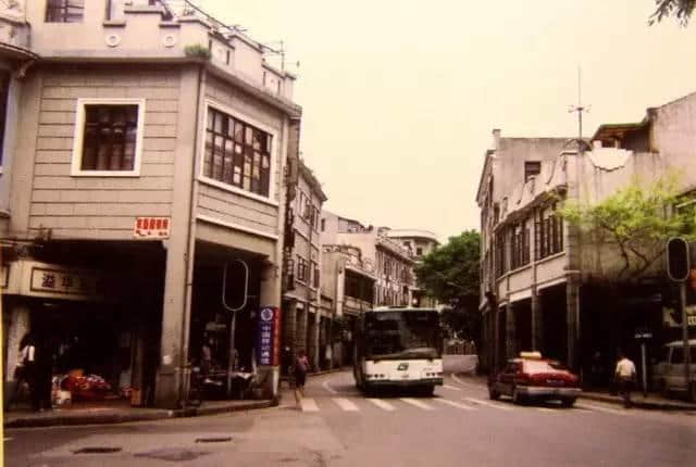 20年前廣州有一位老人 穿梭于各建筑工地間 用相機記錄當時嘅廣州