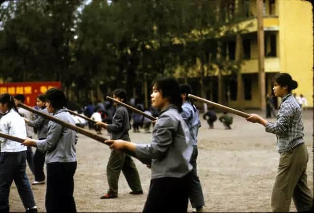 1972年嘅廣州校園生活，當(dāng)時啲學(xué)生哥能文能武！