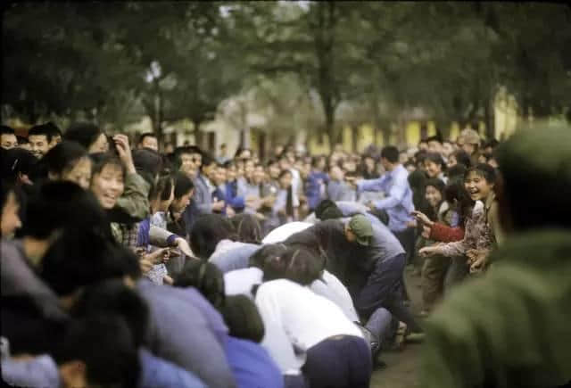 1972年嘅廣州校園生活，當(dāng)時啲學(xué)生哥能文能武！