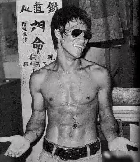全世界都知道李小龍勁抽，佢究竟勁喺邊？