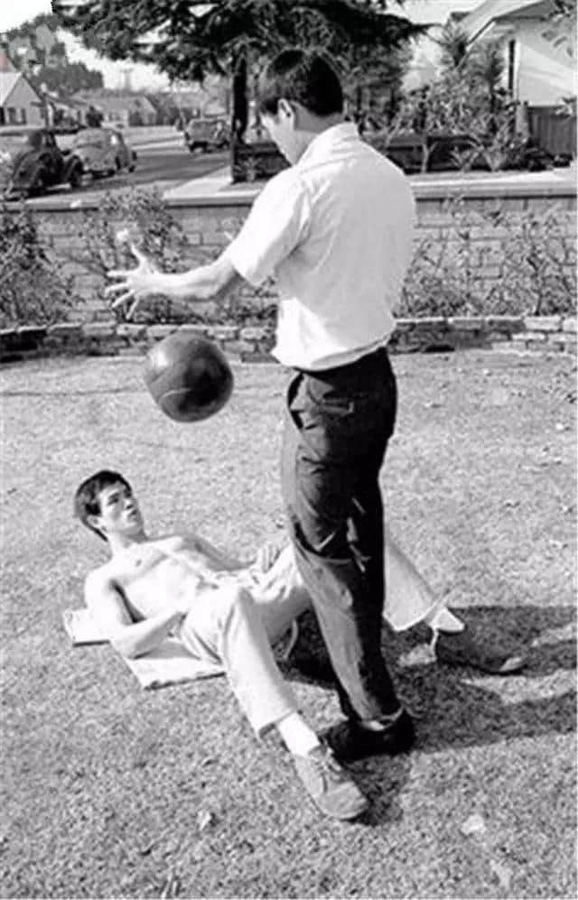全世界都知道李小龍勁抽，佢究竟勁喺邊？