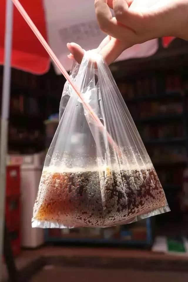 飲落似風油，聞落似皮炎平，但佢系廣東人童年最愛嘅飲料。