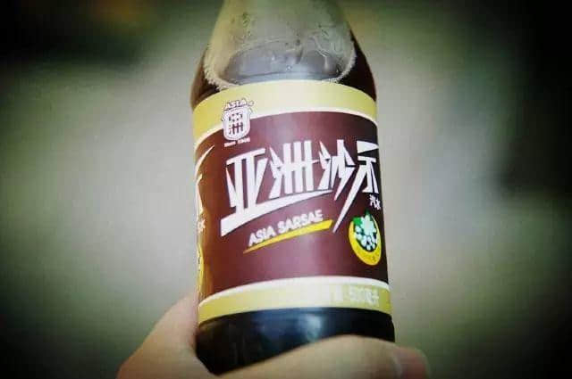 飲落似風油，聞落似皮炎平，但佢系廣東人童年最愛嘅飲料。