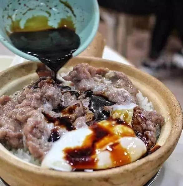 冬天比擁抱更溫暖嘅，莫過于一煲臘味煲仔飯