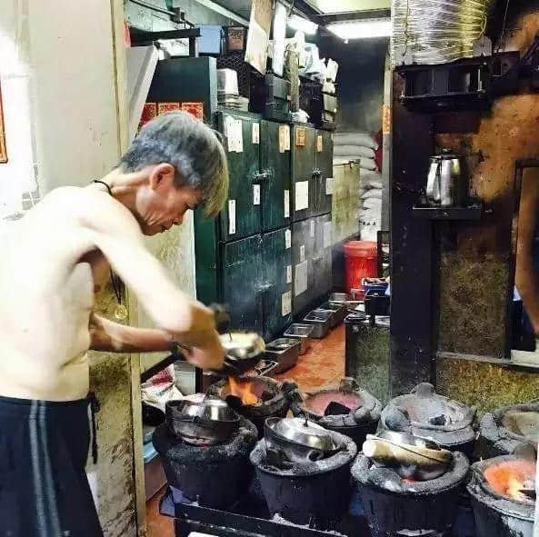 冬天比擁抱更溫暖嘅，莫過于一煲臘味煲仔飯