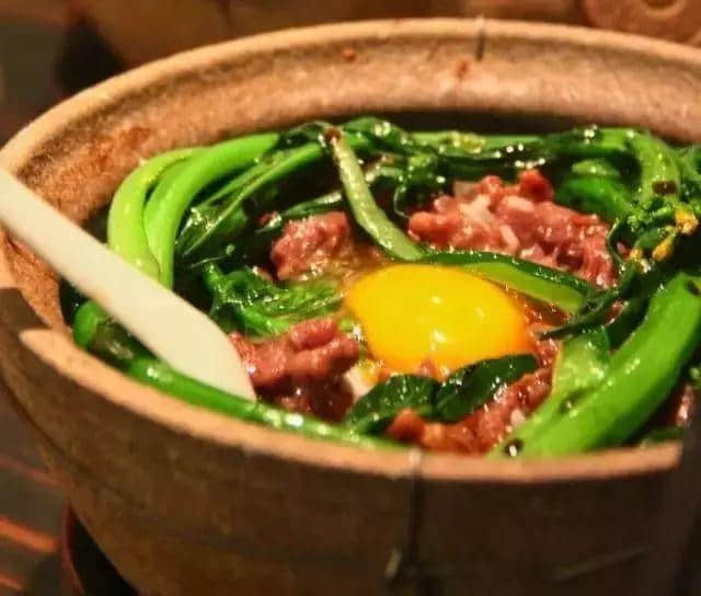 冬天比擁抱更溫暖嘅，莫過于一煲臘味煲仔飯