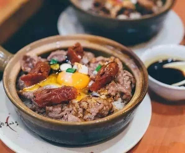冬天比擁抱更溫暖嘅，莫過于一煲臘味煲仔飯
