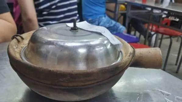 冬天比擁抱更溫暖嘅，莫過于一煲臘味煲仔飯