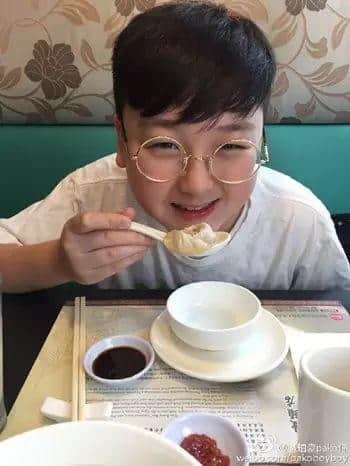 三歲出道，五歲同影帝演戲，八歲見過你所有男神，呢個(gè)就系佢哋嘅童年！