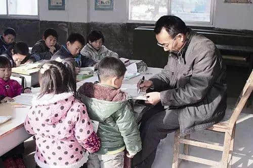 當(dāng)“教師”成為服務(wù)性行業(yè)，咁教育仲剩低啲咩？