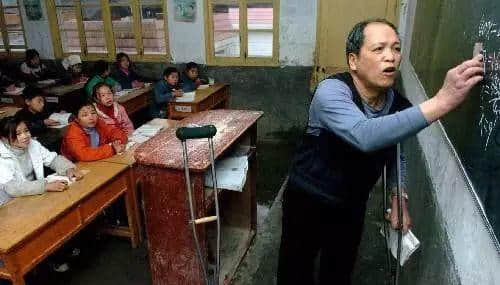 當(dāng)“教師”成為服務(wù)性行業(yè)，咁教育仲剩低啲咩？