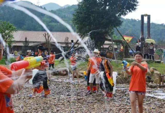 玩潑水節(jié)就要出國？NO！小編帶你玩遍愛必儂那金谷第二屆全民潑水節(jié)！