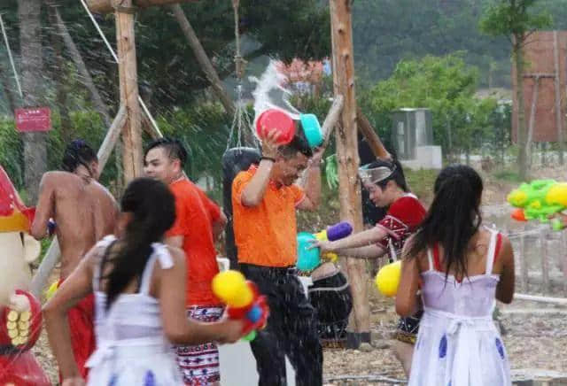 玩潑水節(jié)就要出國？NO！小編帶你玩遍愛必儂那金谷第二屆全民潑水節(jié)！