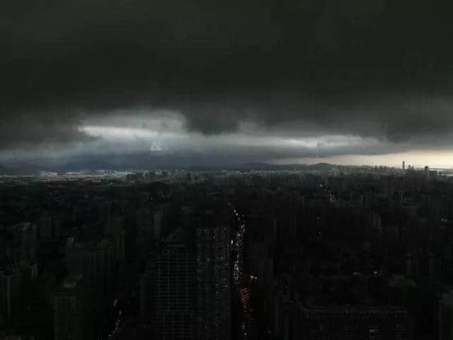 淼淼淼淼淼 | 朋友圈暴雨刷屏，我只服廣州人