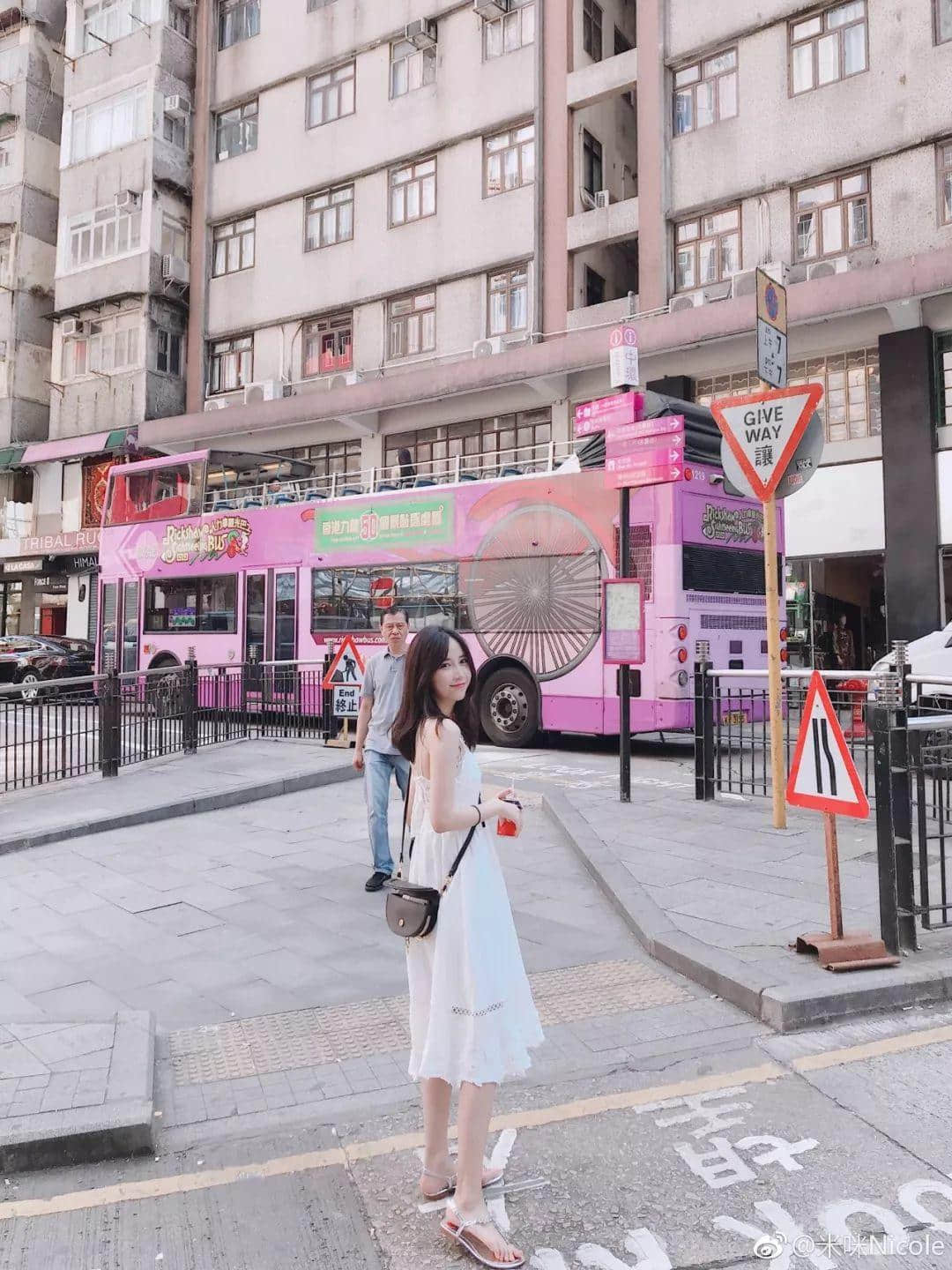 香港一短裙長腿少女，衝出馬路拍抖音呃like！阻住巴士遭網(wǎng)友圍插…