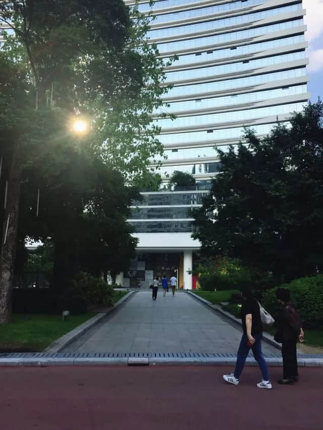 “從春廣場到冬廣場，我走了三年” | 細(xì)數(shù)珠江新城槽點(diǎn)